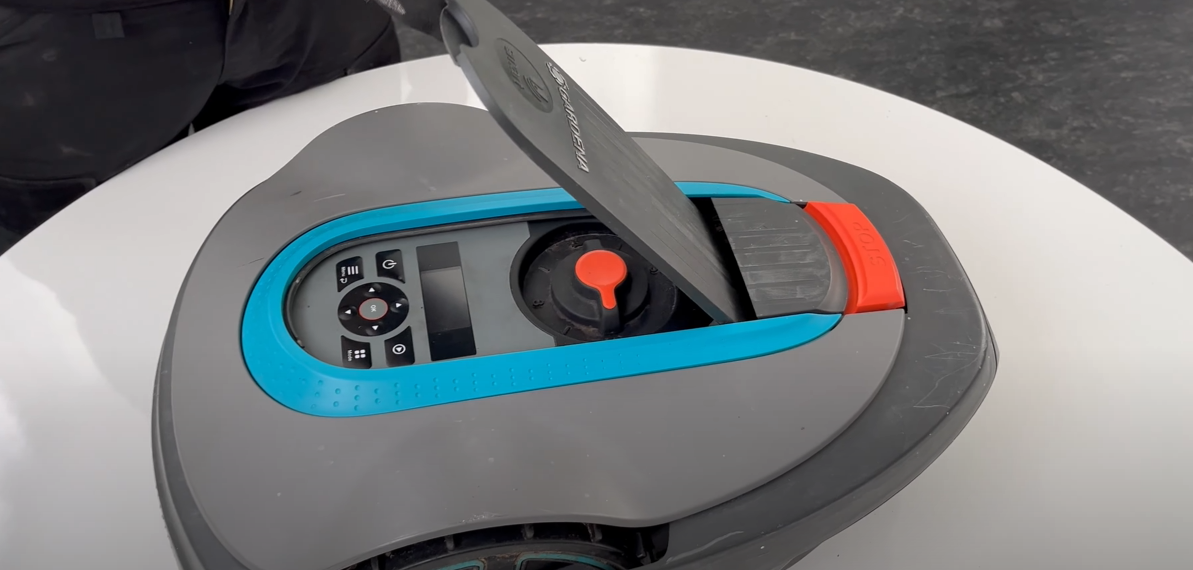 Öppna luckan på robotgräsklipparen